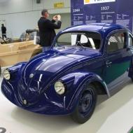 1937 wurden 30 Volkswagen Protypen gebaut, die zusammen mehrere Millionen Testkilometer zurücklegten. Alle Fahrzeuge wurden wegen möglicher Industriespionage später verschrottet. VW hat den *Volkswagen 30* bzw. *Porsche Typ 60* für sein Museum nachgebaut (IAA 2011). 